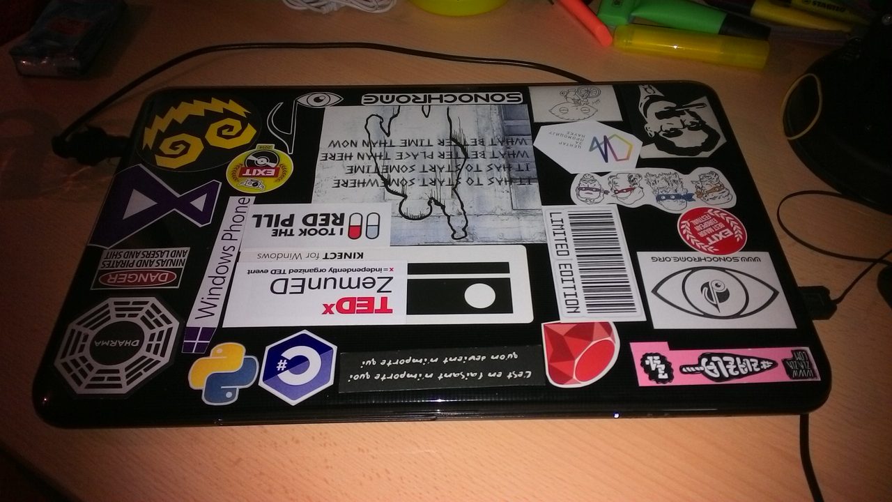 Tobisha, laptop prekriven nalepnicama